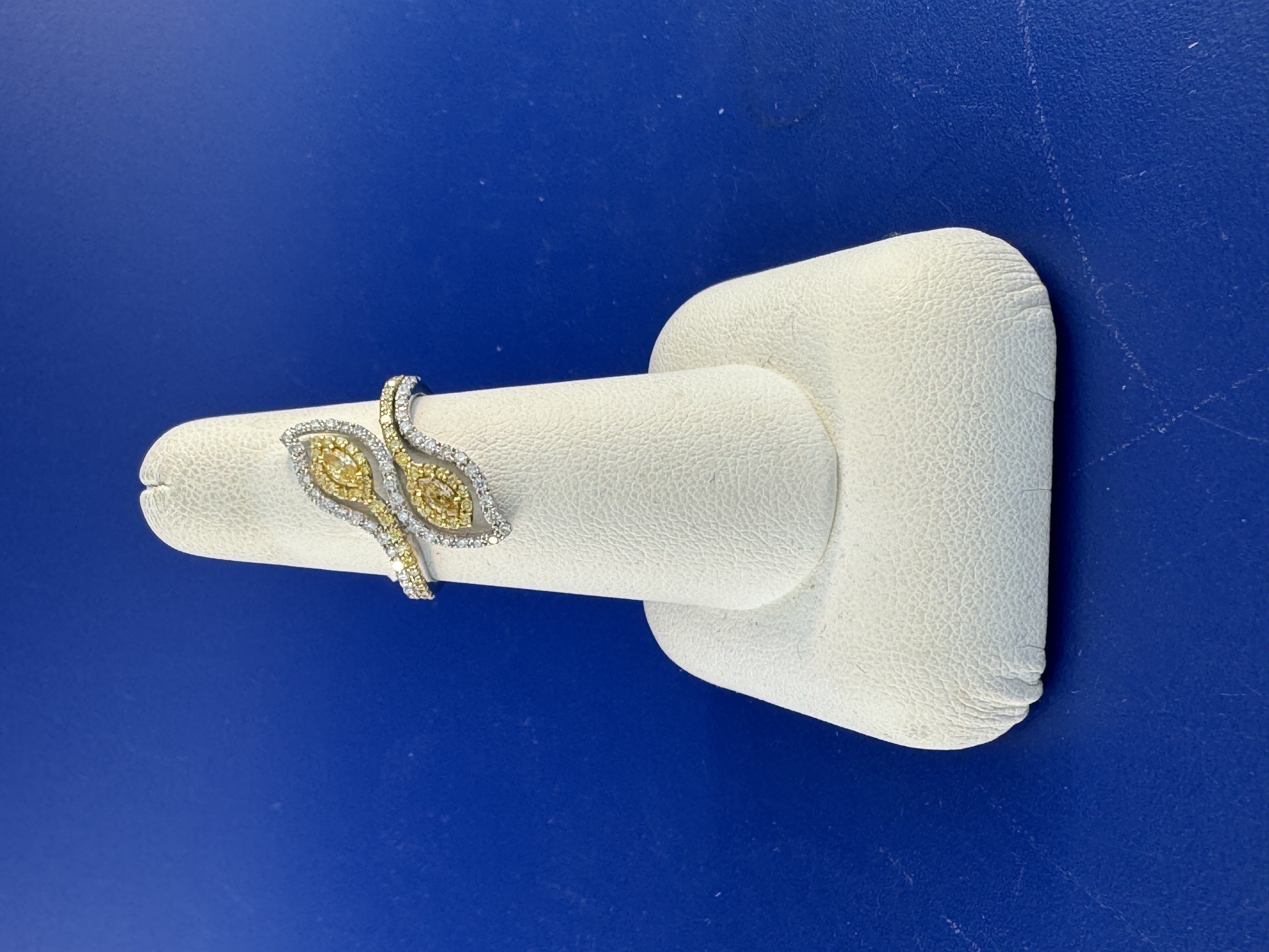 18 kt white gold with fancy yellow and white diamonds