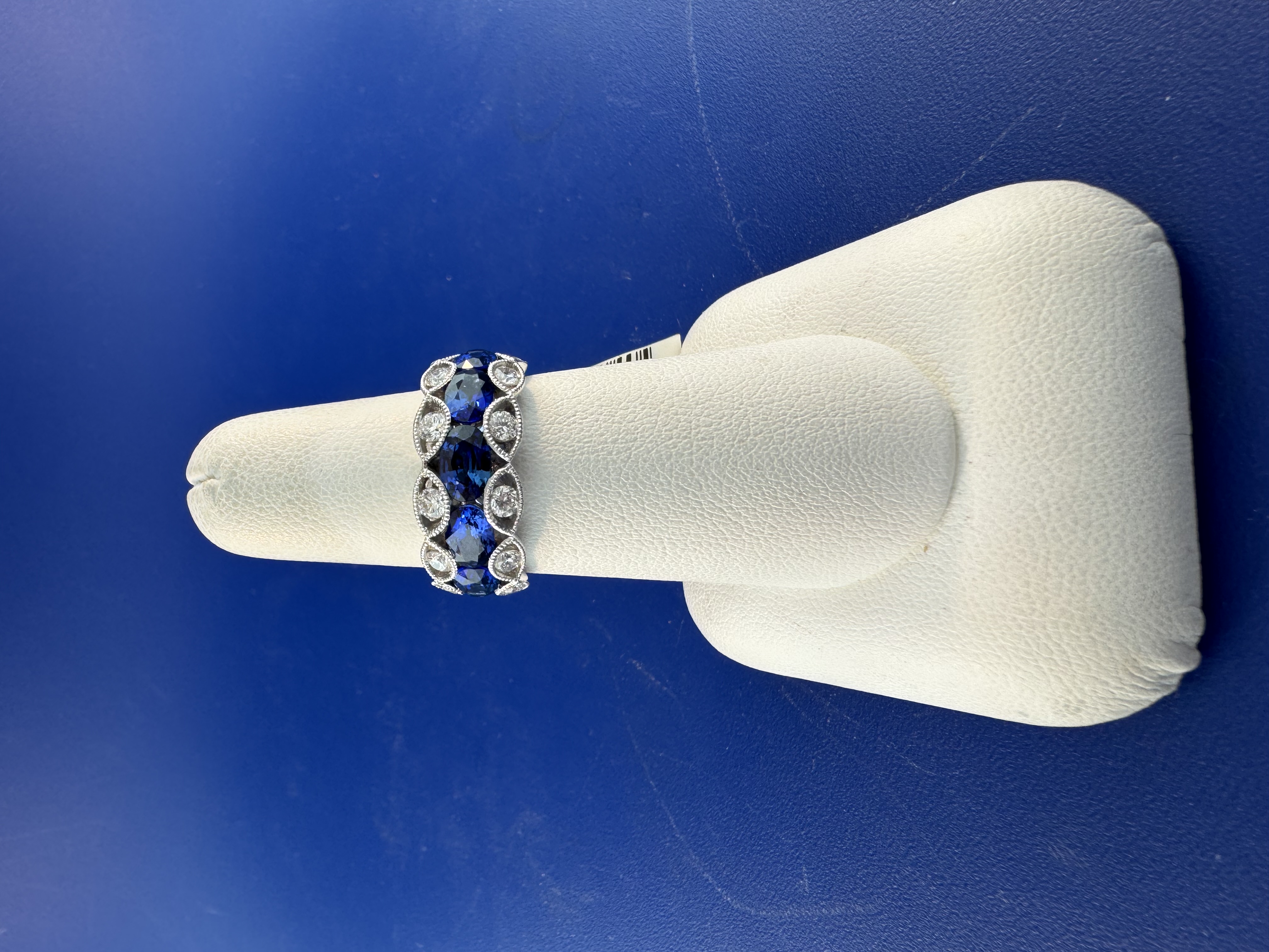 18 kt white gold natural sapphire and diamond ring