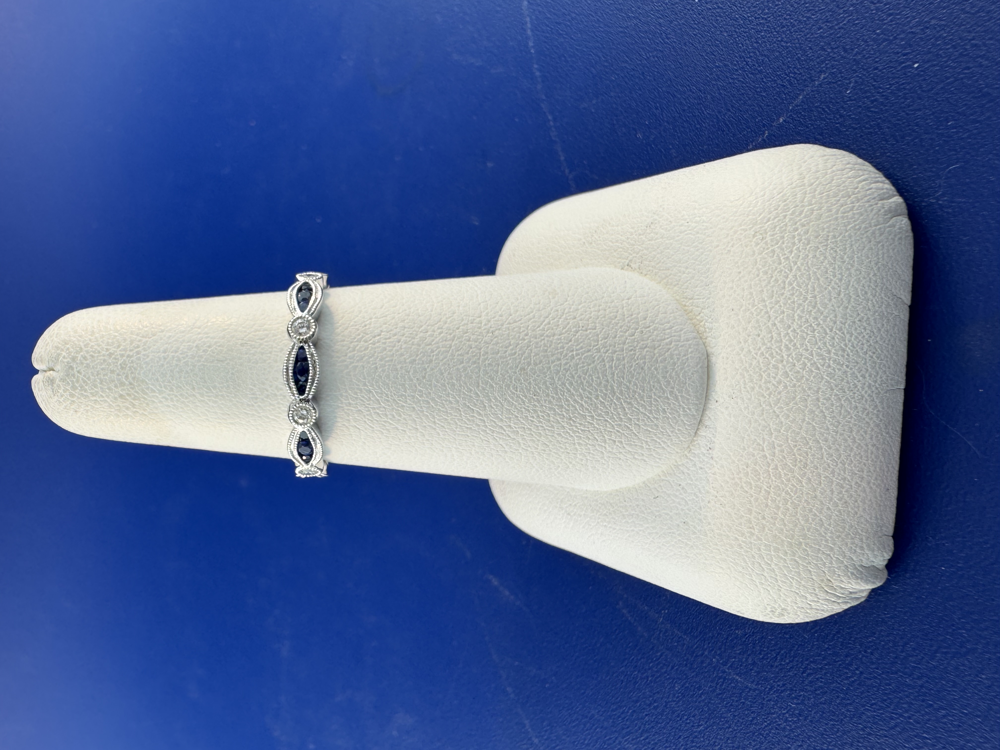 18 kt sapphire and diamond ring