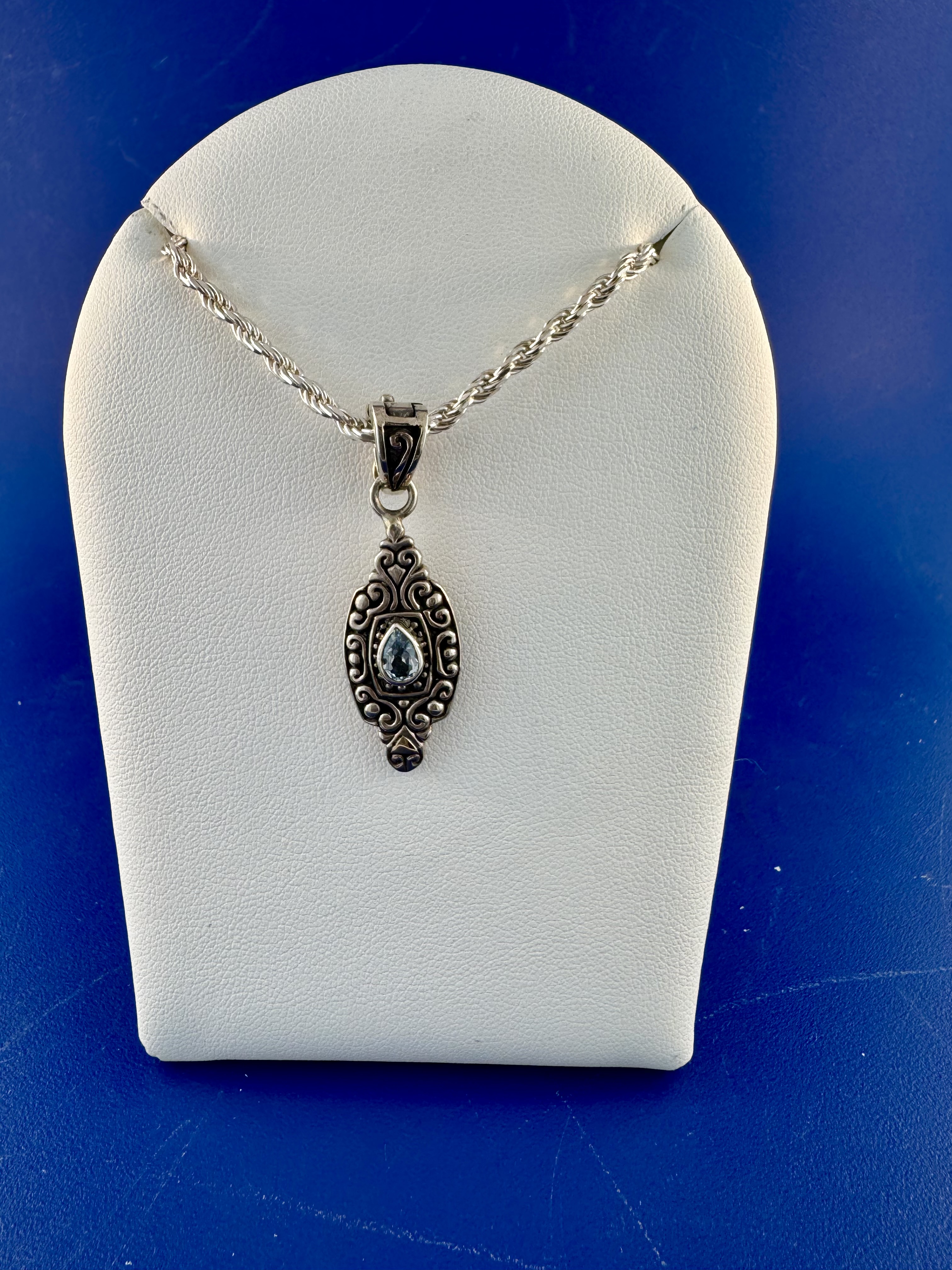 Sterling silver and 18 kt pendant blue topaz